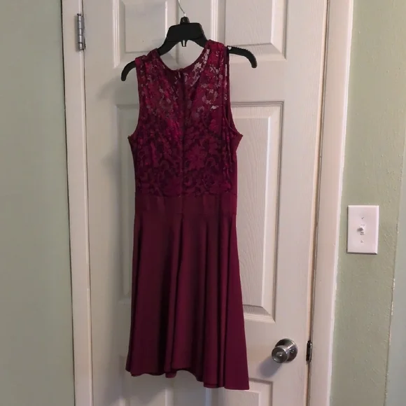 Elegant Burgundy Lace Dress - Picture 8 of 11